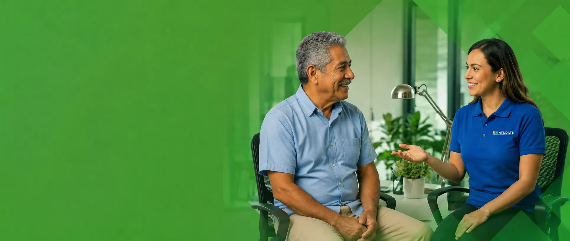 Asesor de InverMovil conversando con un cliente