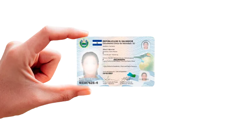 Mano sosteniendo un DUI de El Salvador